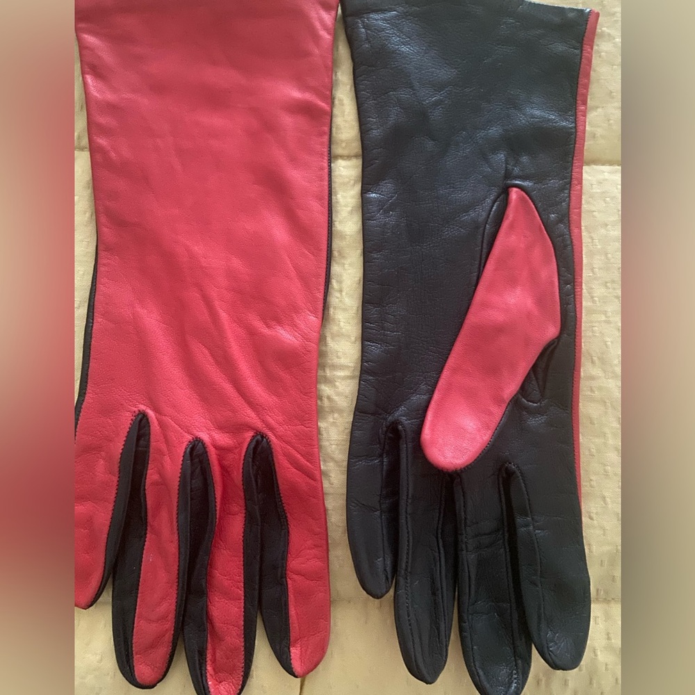 Bill Blass LEATHER Gloves with Vibrant Red Silk Lining. Stylish and classy! 9” S